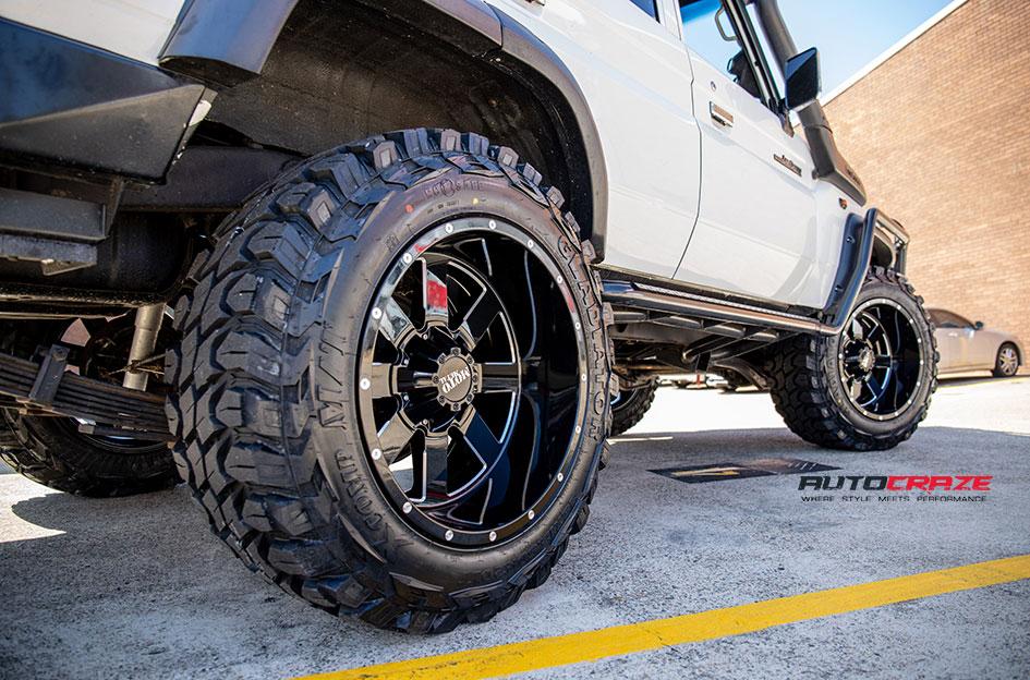 TOYOTA LANDCRUSIER MO962 GLOSS BLACK
